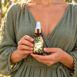 Eukalyptus – lisovaný olej 20 ml v rukou ženy v šatech z lnu